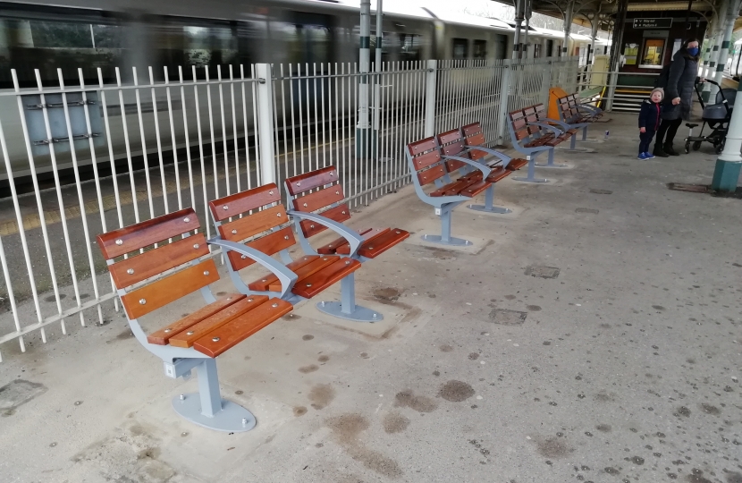 Purley Oaks Station new wooden seating
