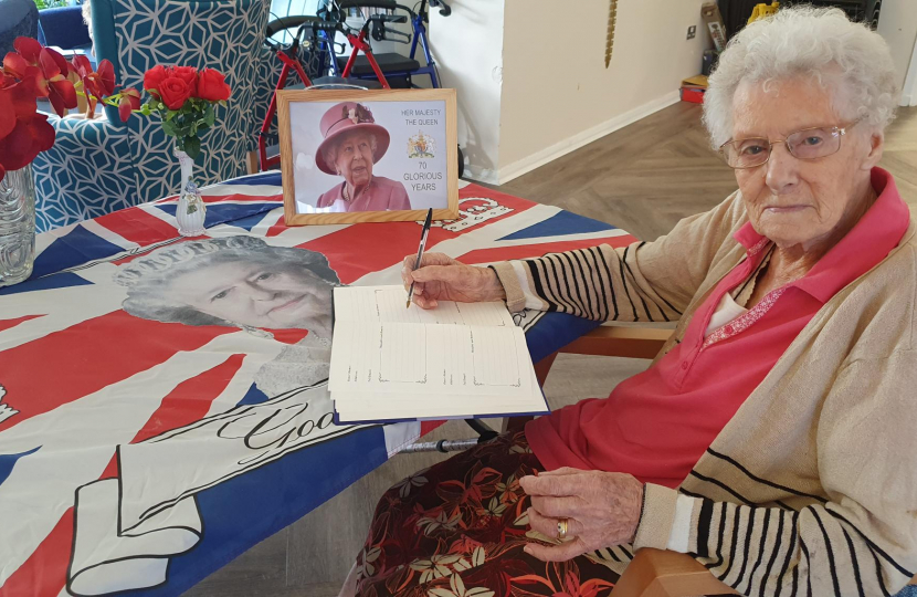 Residents at Toldene Sign the Book of Condolence
